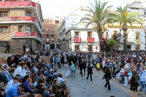 Abarrotada la Plaza de San Pedro durante la salida de esta esperada cofradía.