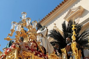 La Borriquita salía a la calle en un Domingo de Ramos radiante.