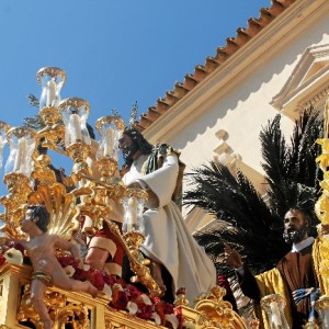 La Borriquita salía a la calle en un Domingo de Ramos radiante.