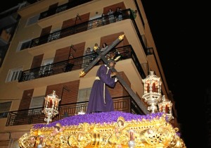 Jesús del Calvario avanzando por el centro onubense en la noche del Lunes Santo.