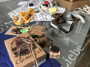 Comercializan sus pajaritas bajo la marca 'Curious Cat'.