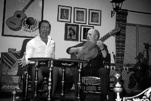 El cantaor, junto al guitarrista Rafael Rodríguez.