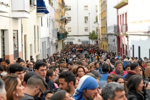 El barrio de las Colonias vive con fervor la salida de la Hermandad de la Lanzada.