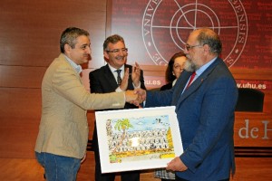 La Facultad de Ciencias Empresariales hizo entrega al Decano del Colegio de Economistas de Huelva de un obsequio. 