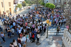 Multitus de personas esperaban expectantes la salida de esta cofradía bajo un intenso sol de justicia.