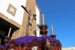 Santísimo Cristo de la Sangre a la salida de su templo en 2017.