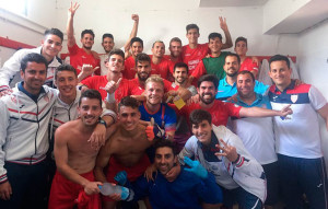 Alegría de los jugadores de La Palma en el vestuario tras su triunfo en Chiclana. / Foto: @LaPalmaCF.