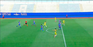 Jugada del gol anulado al Recre en la que se ve como Fran machado, a la postre autor del tanto, está en posición correcta. / Foto Captura Teleonuba.