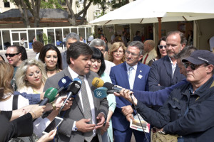 El alcalde atendió a los medios en la Plaza de las Monjas. / Foto: Manu Rodríguez.