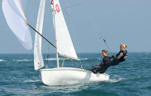 Marta Garrido junto a Clara Llabrés durante la Regata MedSailing del Balis. / Foto: www.fav.es.