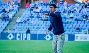 Juan Manuel Pavón dando instrucciones a sus jugadores durante el partido del sábado ante el Mérida. / Foto: Pablo Sayago.