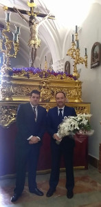 Fernández ha realizado la ofrenda floral al Cristo del Buen Viaje.