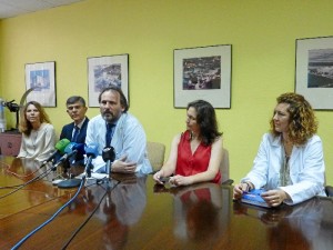 De izquierda a derecha: Alicia Cominero, directora del Distrito Huelva Costa; Emilio Márquez, investigador principal área de atención primaria; Antonio León, investigador principal área atención hospitalaria; María Castro, directora comunicación Cinco Jotas y Mª Victoria Alonso, directora Fundación de investigación FABIS.