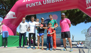 Podio masculino de la carrera puntaumbrieña.