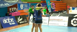 Telma Santos y Haideé Ojeda se abrazan después de lograr el punto definitivo que cerraba la final.