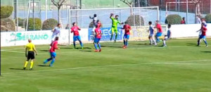 Momento del remate de Antonio Núñez al larguero en el primer tiempo.