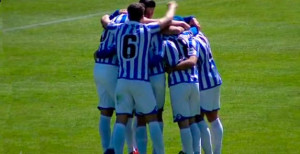 Los jugadores del Recre celebran el tanto de la victoria.