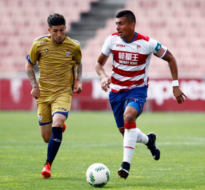 Antonio Domínguez, uno de los jugadores más incisivos en el cuadro onubense, intenta parar una contra local. / Foto: www.granadacf.es/.