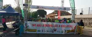 Antes del inicio de la carrera los participantes hicieron un llamamiento para reclamar una mayor seguridad para los ciclistas.