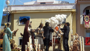 Colocando las potencias al Cristo y los cascos a los soldados romanos.