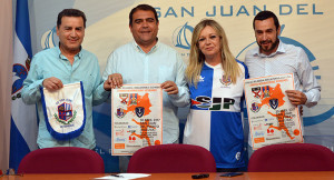 Un momento de la presentación del cartel del torneo de veteranos que se disputará en San Juan del Puerto.