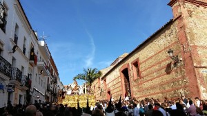 Momento de la salida del Cristo del Amor de la Hermandad de la Borriquita.