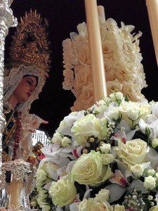 La Virgen de la Caridad estrena la cruz pectoral. 