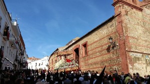 Momento de la salida de la Virgen de la Candelaria en Aracena.