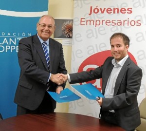 Firmado un convenio de colaboración con AJE-Huelva dirigido a los Premios 2017 .