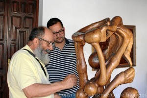 El artista Francisco Varón Palma, junto al edil de cultura, Manuel J. Morano.