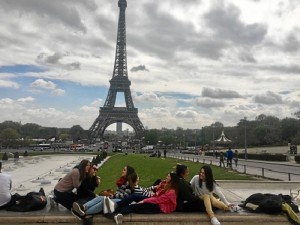 Elena ha trabajado como auxiliar de lengua española en varios colegios franceses. /En la imagen, en el último de sus viajes, en París, junto a sus amigas de Huelva que fueron a visitarla.