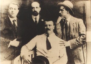 De izquierda a derecha: Pedro García Morales, Juan Ramón Jiménez y Eugenio Hermoso, genial pintor. Sentado y arropado por tan célebres amigos, Manuel Siurot.