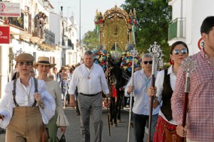 Los vecinos arropan a San Isidro.