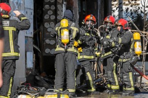 Los bomberos sofocando el incendio en la tarde del martes.