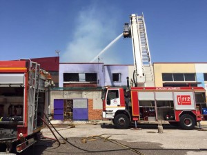 Una imagen del incendio que ha tenido lugar en una nave de un polígono industrial de Mazagón.