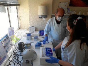 Un momento durante la realización de la nueva técnica de biología molecular incorporada en el centro hospitalario.