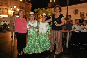 Los participantes desfilaron por el escenario, situado junto al templete de la Plaza Redonda.