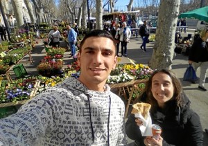 Narbona es una ciudad digna de conocer. En la imagen, tomando un crêpe en el mercado que instalan los domingos. 