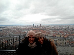 Elena reconoce haber mejorado estos meses su nivel de francés. En la imagen, visitando Lyon con otra auxiliar de español de Canarias.