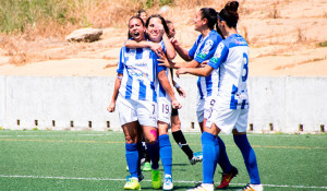 Anita celebra con sus compañeras uno de los 12 goles que ha anotado esta temporada.