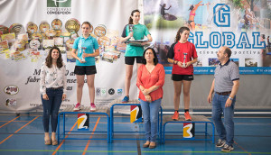 Las tres primeras clasificadas en la categoría Juvenil femenina, en el podio.