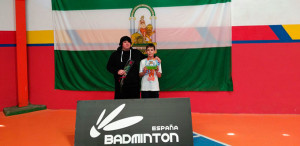 Guillermo Nuviala, junto a Amanda Márquez, con el trofeo obtenido en Ronda.