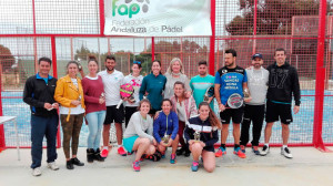 Campeones y finalistas de la prueba del Campeonato Provincial Absoluto de Pádel disputada en La Rábida.