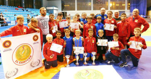 Representantes del Club de Lucha El Campeón en la prueba celebrada en Alcalá de Guadaira. / Foto: http://luchaelcampeon.com.