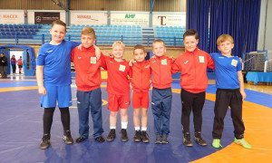 Equipo Prebenjamín (Sub 8 años), que conquistó el oro en la prueba. Foto: http://luchaelcampeon.com.