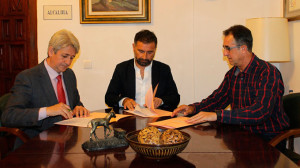 Un momento de la firma del convenio entre el Ayuntamiento de Moguer y la Fundación Cepsa.