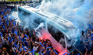 La afición del Recre arropa a sus jugadores desde mucho antes de comenzar el partido. / Foto: Pablo Sayago.