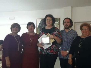 Rosario recibiendo el tercer premio en Pizarra.