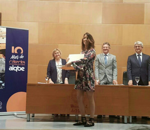 María recogiendo el Premio AIQBE por su tesis doctoral.