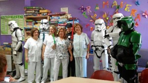 Un momento de la visita a los niños de pediatría del Hospital Juan Ramón Jiménez.